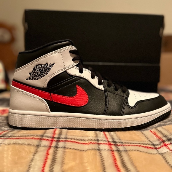 Air Jordan 1 - Picture 1 of 11